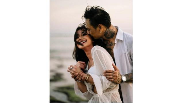 7 Potret Prewedding Jerinx Sid Dan Nora Alexandra Mesra Di Pantai Hot Liputan6 Com