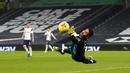Kiper Fulham, Alphonse Areola, berusaha menghalau bola saat melawan Tottenham Hotspur pada laga Liga Inggris di London, Rabu (13/1/2021). Kedua tim bermain imbang 1-1. (Matthew Childs/Pool via AP)