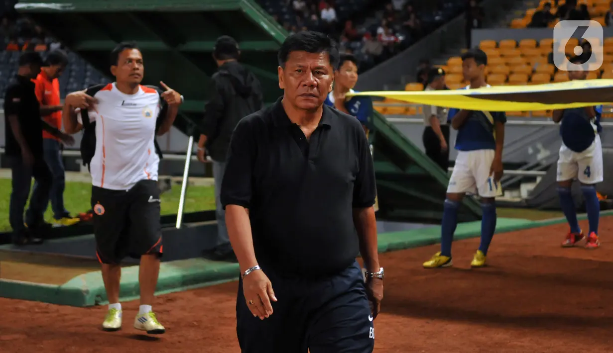 <p>Benny Dollo meraih sejumlah prestasi di antaranya membawa Pelita Jaya juara sebanyak tiga kali, Arema Malang juarai Liga Indonesia 2004 serta Copa Indonesia 2005 dan 2006, serta mempersembahkan Piala Kemerdekaan 2008 bagi Indonesia. Dengan catatan ini, Benny Dollo jadi salah satu pelatih lokal yang berprestasi. (Liputan6.com/Helmi Fithriansyah)</p>