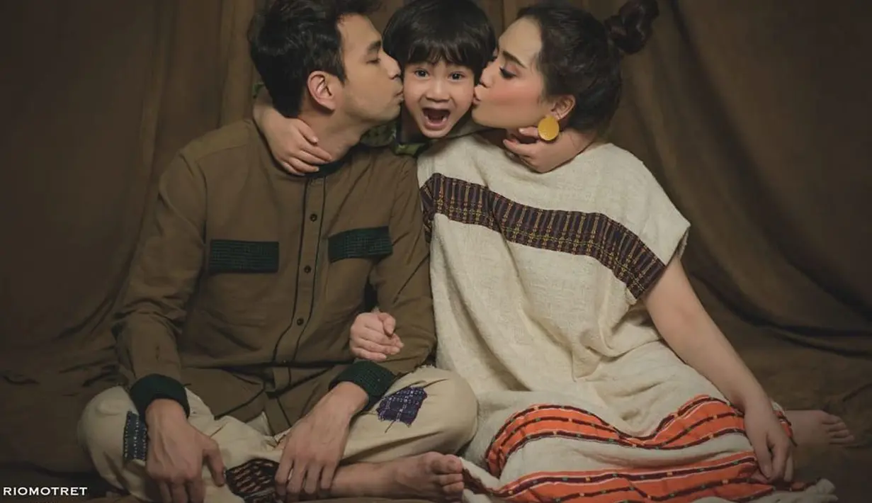 Seperti diberitakan sebelumnya, Raffi dan Nagita pernah ingin bercerai. Saat ditanya soal hal itu, Raffi mengatakan bahwa setiap kehidupan rumah tangga memang banyak godaan dan masalahnya. (Instagram/raffinagita1717)