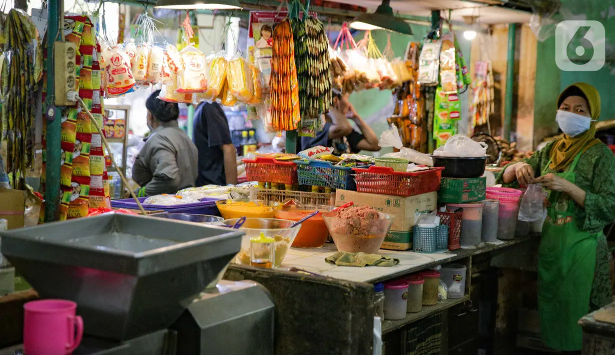 Pedagang menunggu pembeli di kiosnya di Pasar Mede, Jakarta, Rabu (15/12/2021). Harga pangan yang naik antara lain semua jenis cabe, bawang-bawangan serta minyak goreng. (Liputan6.com/Faizal Fanani)