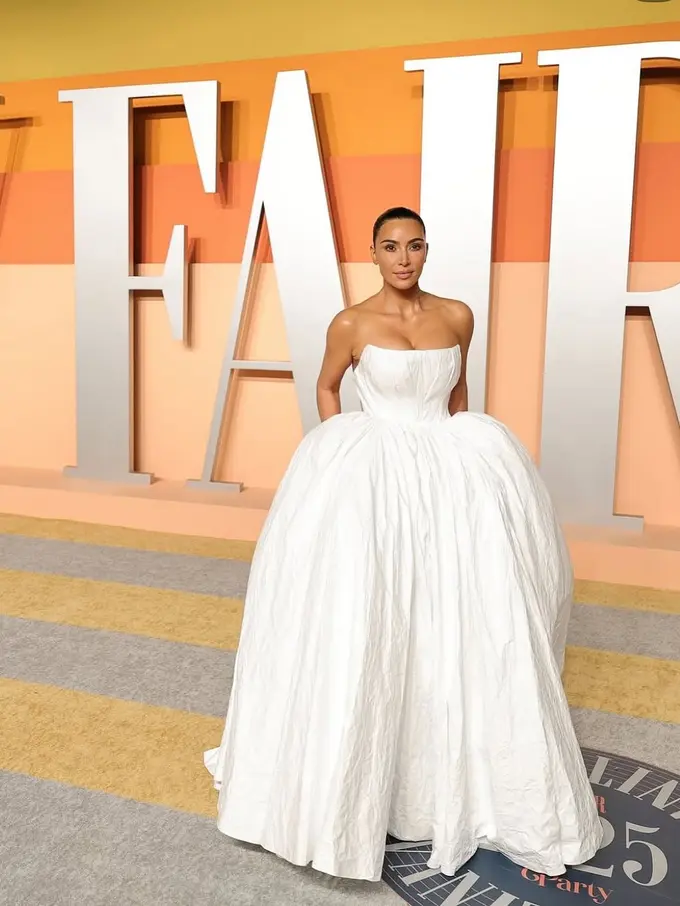 Bukan Gaun Ketat, Kim Kardashian Tampil Curi Atensi dengan Gaun Pengantin di Oscar 2025