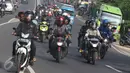 Arus kendaraan yang melintas di kawasan Simpang Jomin, Karawang, Jumat (1/7). Memasuki H-5 Lebaran, suasana arus mudik sudah mulai terasa di kawasan itu, meskipun masih relatif sedikit. (Liputan6.com/Immaniel Antonius)