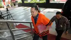 Mantan Wakil Direktur Keuangan RSUD M Yunus Bengkulu Edy Santoni (depan) saat tiba di Gedung KPK, Jakarta, Jumat (19/8). Edy Santoni diperiksa sebagai saksi terkait kasus dugaan suap  RSUD M Yunus Bengkulu tahun 2011 .(Liputan6.com/Helmi Afandi)