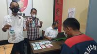 Pengedar uang palsu ditangkap di Surabaya. (Dian Kurniawan/Liputan6.com)