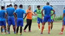 Pelatih PBFC, Ricky Nelson (tengah) memberi arahan jelang latihan di lapangan atletik Stadion Pakansari, Kab Bogor, Jumat (10/3). PBFC akan melakoni laga final Piala Presiden 2017 melawan Arema FC pada Minggu (12/3). (Liputan6.com/Helmi Fithriansyah)