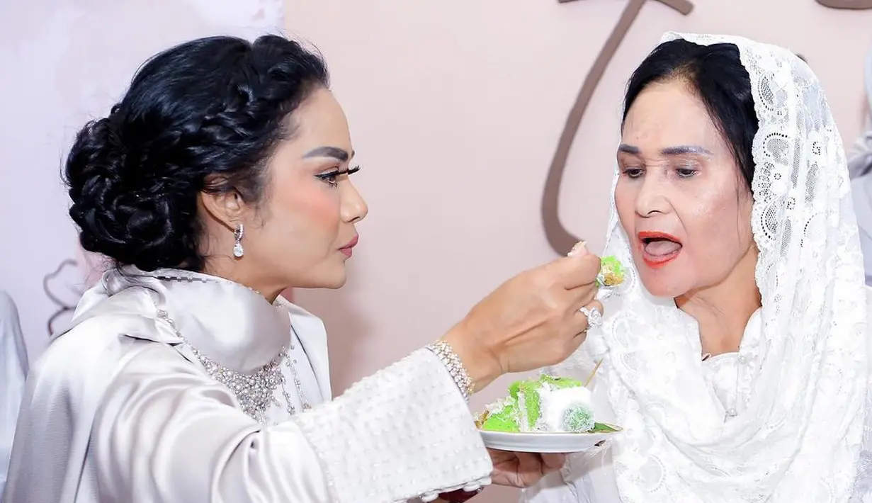 <p>Ultah ibunda Kris Dayanti ke-73 [Instagram/krisdayantilemos]</p>