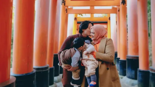 Penjarakan Babysitter ke Polisi, Ini 6 Potret Roger dan Cut Meyriska Asuh Anak Sendiri