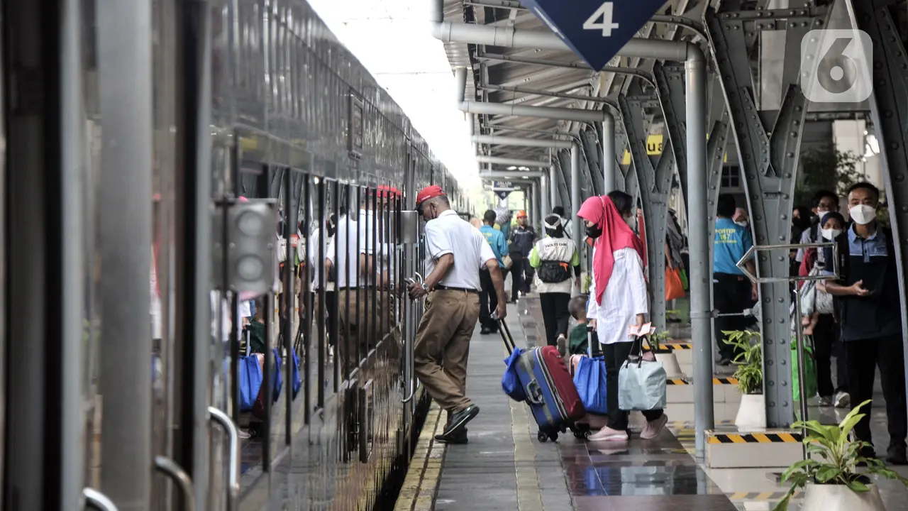 Puncak Arus Mudik Lebaran Idul Fitri di Stasiun Pasar Senen