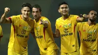 Para pemain Bhayangkara FC merayakan gol yang dicetak Flavio Junior ke gawang Barito Putera pada laga Liga 1 2019 di Stadion Patriot, Bekasi, Selasa (29/5). Bhayangkara menang 4-2 atas Barito. (Bola.com/Yoppy Renato)
