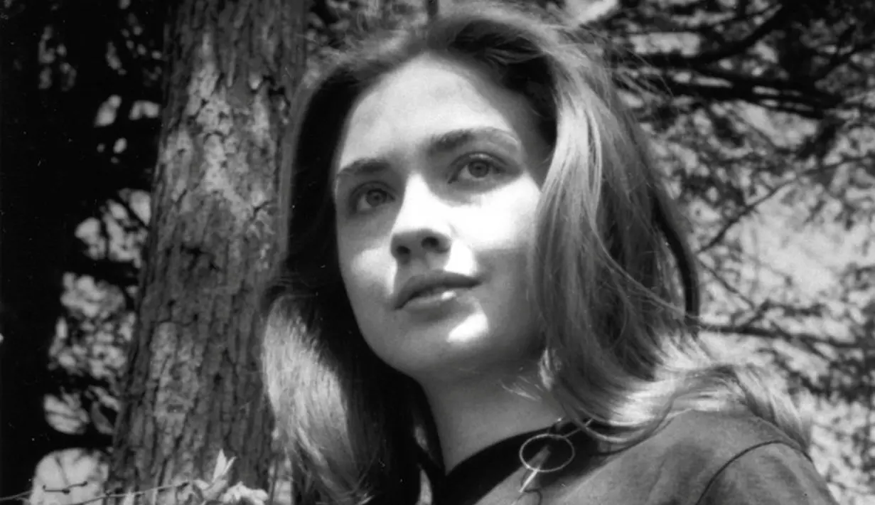 Ekspresi Hillary Clinton saat memandangi Danau Waban ketika masih menjadi mahasiswi Wellesley College di Boston, Massachusetts, AS. (Wellesley College Archives/Handout via REUTERS)