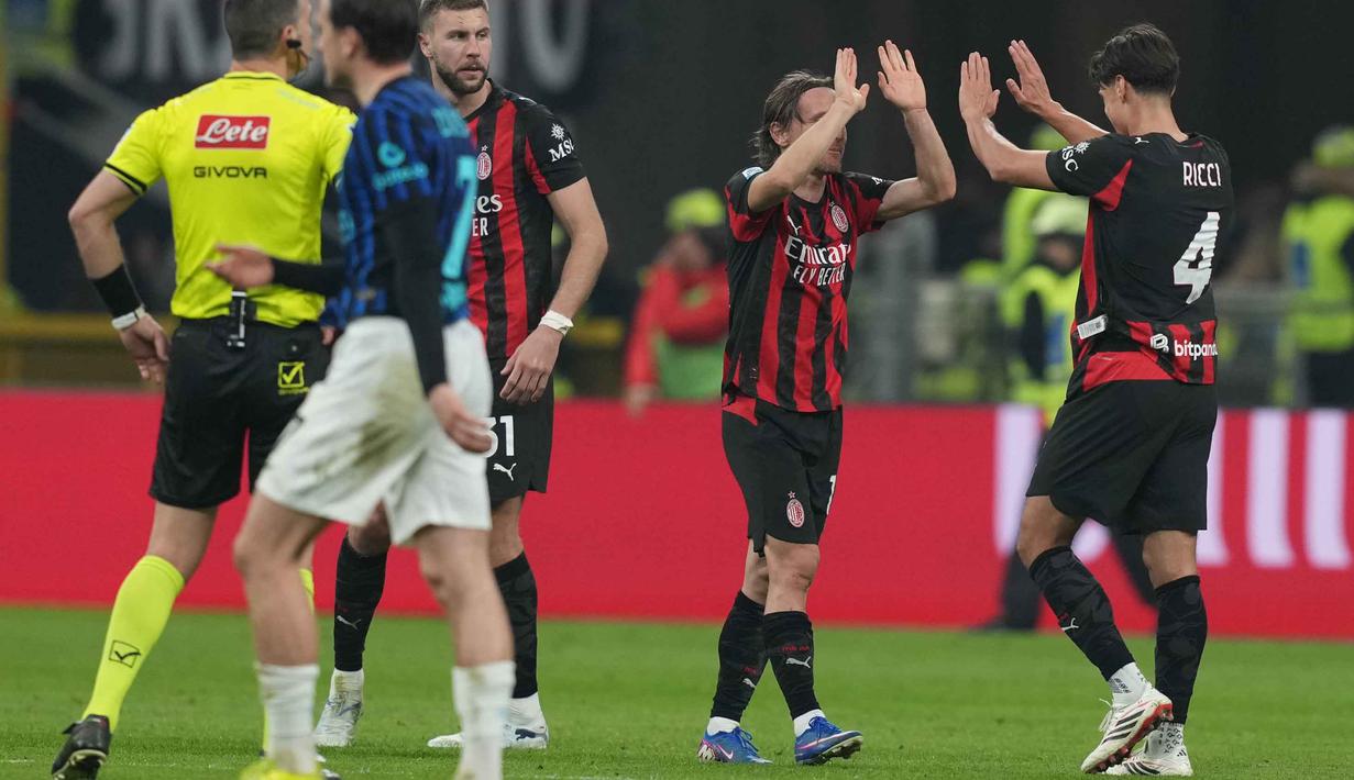 Kemenangan ini membuat Rossoneri, memangkas defisit poin dari Inter Milan menjadi tujuh poin dan bertengger di posisi dua klasemen. Tampak dalam foto, pemain AC Milan, Luka Modric dan Samuele Ricci merayakan kemenangan setelah pertandingan pekan ke-28 Serie A Italia 2025/2026 melawan Inter Milan, di Stadion San Siro, Minggu 8 Maret 2026 waktu setempat atau Senin (9/3/2026) dini hari WIB. (AP Photo/Antonio Calanni)