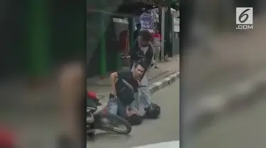 Salah seorang Polisi menyamar sebagai preman untuk menangkap pelaku begal di Tomang.