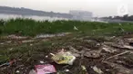 Ceceran sampah plastik terlihat di bibir Waduk Cincin, Jakarta, Sabtu (19/6/2021). Ceceran sampah plastik ini mengganggu kemyamanan warga yang ingin menikmati suasana Waduk Cincin . (Liputan6.com/Helmi Fithriansyah)
