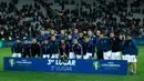 Pemain Argentina berpose dengan medali usai meraih perebutan tempat ketiga Copa America 2019 di Arena Corinthians, Brasil (6/7/2019). Argentina sukses  merebut posisi ketiga usai mengalahkan Chile 2-1. (AP Foto/Victor R .Caivano)