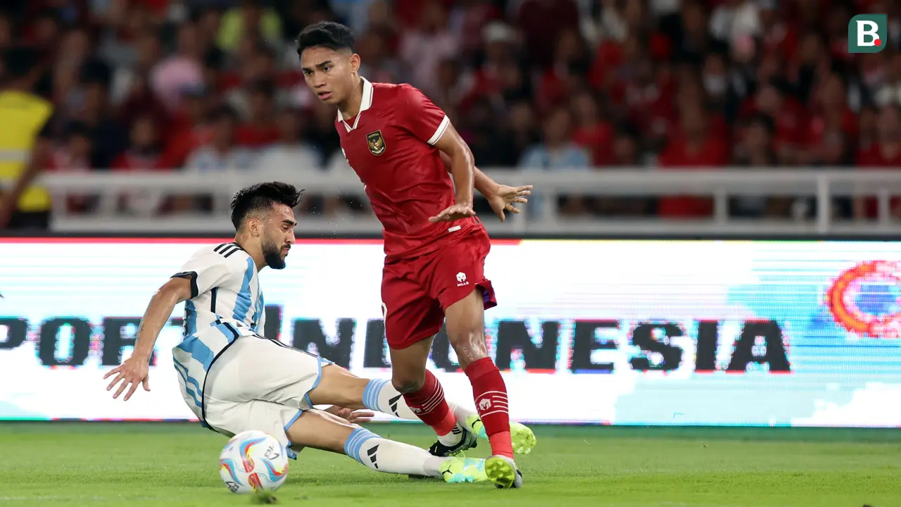 Foto: Aksi Jatuh Bangun Marselino Ferdinan saat Hadapi Argentina, Catatkan Statistik Apik hingga Dipuji Jurnalis Inggris