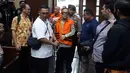 Sidang digelar di Pengadilan Tindak Pidana Korupsi (Tipikor) Jakarta pada Pengadilan Negeri Jakarta Pusat. Tampak dalam foto, tersangka kasus dugaan pemerasan dalam pengurusan sertifikat K3 di Kementerian Ketenagakerjaan yang juga mantan Wakil Menteri Ketenagakerjaan (Wamenaker), Immanuel Ebenezer Gerungan (tengah) saat tiba untuk mengikuti persidangan di Pengadilan Tindak Pidana Korupsi (Tipikor) Jakarta pada Pengadilan Negeri Jakarta Pusat, Senin (19/1/2026). (Kapanlagi.com/Budy Santoso)