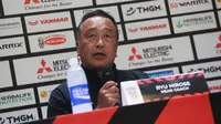 Pelatih Timnas Kamboja, Ryu Hirose memberikan keterangan saat konferensi pers prematch Piala AFF 2022 antara Indonesia melawan Kamboja di Stadion Utama Gelora Bung Karno (SUGBK), Jakarta, Kamis (22/12/2022). (Bola.com/Bagaskara Lazuardi)