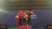 Lifter Indonesia, Rahmat Abdullah, saat seremoni medali SEA Games 2019, di mana ia berhasil mempersembahkan medali emas dari angkat besi di nomor 73kg putra, Rabu (4/12/2019). (Bola.com/Zulfirdaus Harahap)