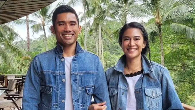 Potret Dian Sastrowardoyo dan Suami Pakai Baju Senada Ini Kompak Banget