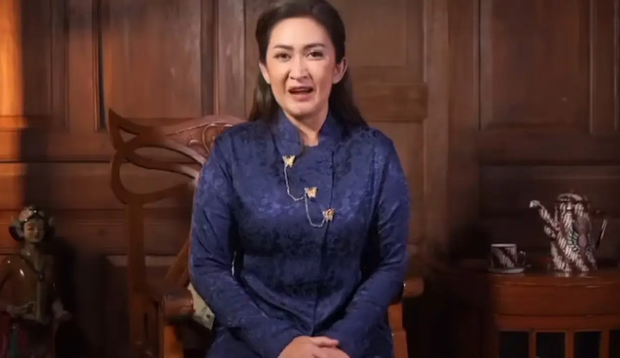 Kebaya navy bercorak dipadukan Nafa dengan tiga bros kupu-kupu yang bertautan. Dipadukan kain batik coklatnya [@nafaurbach]