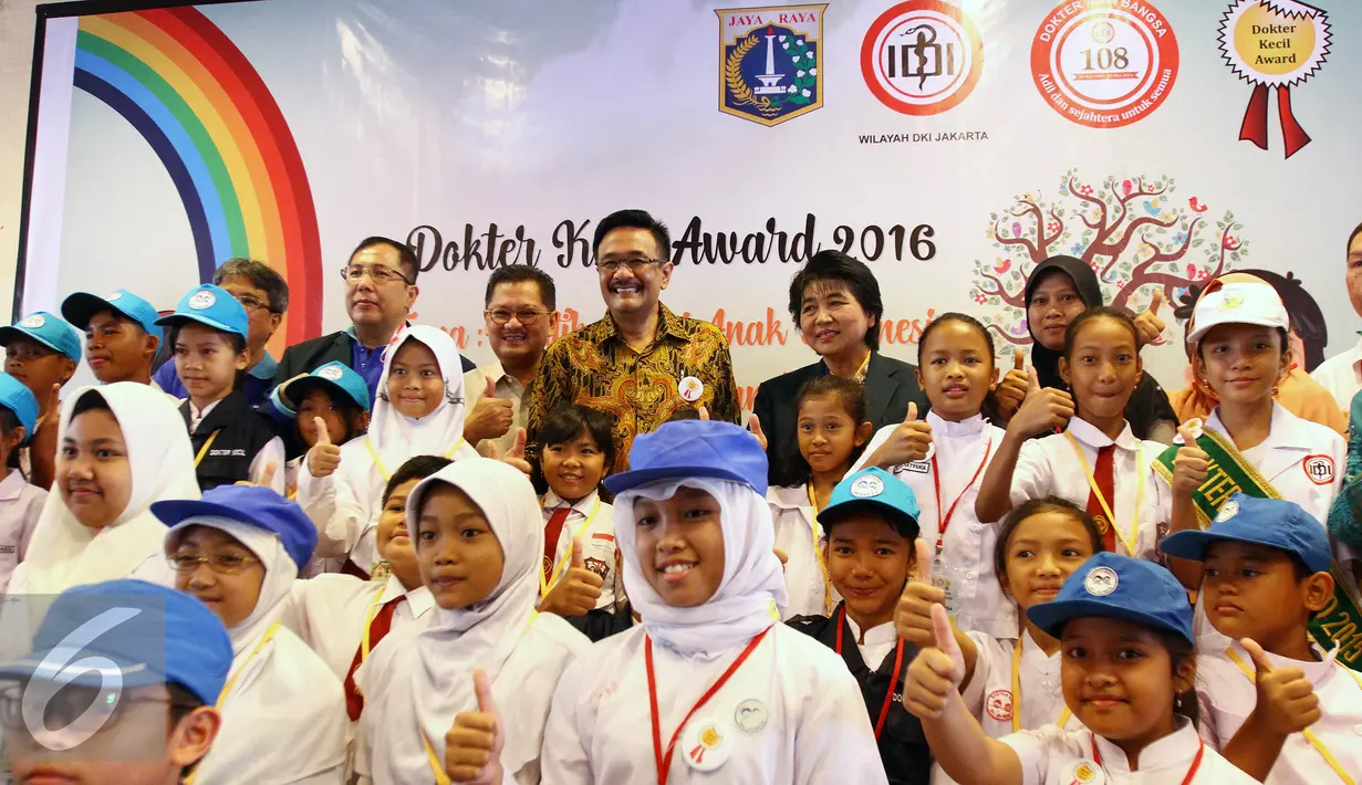 Wakil Gubernur DKI Jakarta, Djarot Saiful Hidayat melakukan sesi foto bersama  saat Pembukaan Lomba Dokter Kecil Award Tahun 2016 Tingkat Provinsi DKI Jakarta di Jakarta, Minggu (2/10). (Liputan6.com/Johan Tallo)