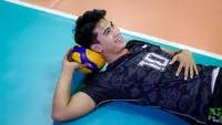 Pemain Timnas Voli Indonesia, Fahry Septian Putratama berpose di depan fotografer setelah latihan untuk persiapan Asian Games 2023 di Padepokan Jenderal Polisi Kunarto, Sentul, Bogor, 14 September 2023. Fahry berhasil mencatatkan sejarah sebagai pevoli Indonesia pertama yang main di Eropa. (Bola.com/Bagaskara Lazuardi)