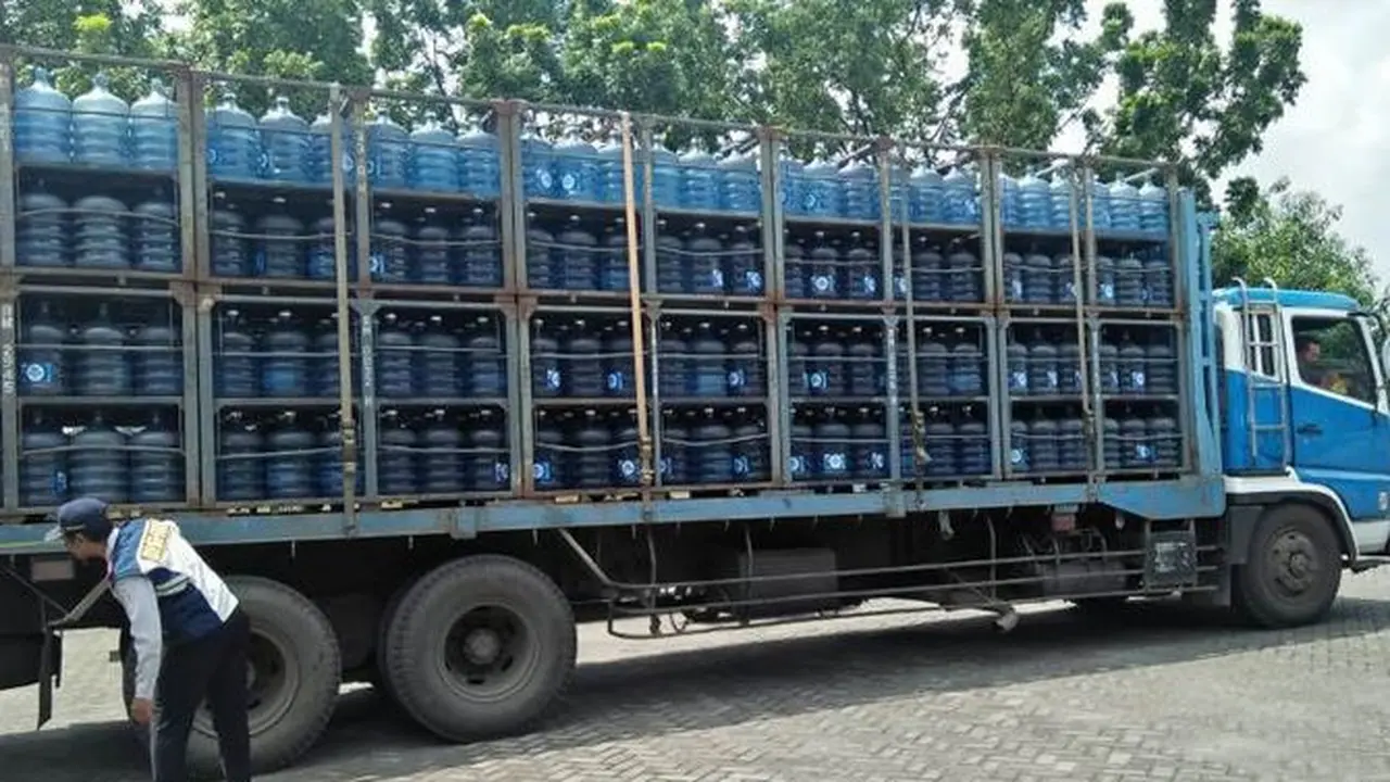 Truk angkut AMDK