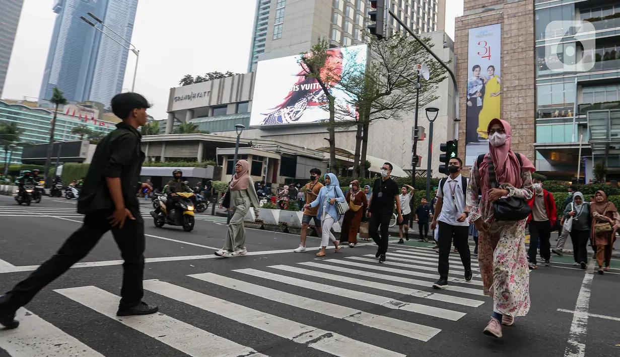 Para pekerja berjalan di jam pulang kantor di Kawasan Thamrin, Jakarta, Jumat (31/5/2024). (Liputan6.com/Angga Yuniar)