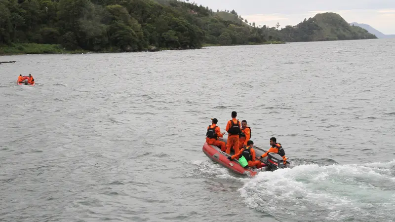 Cuaca Buruk Hambat Pencarian Korban Kapal Tenggelam di Danau Toba