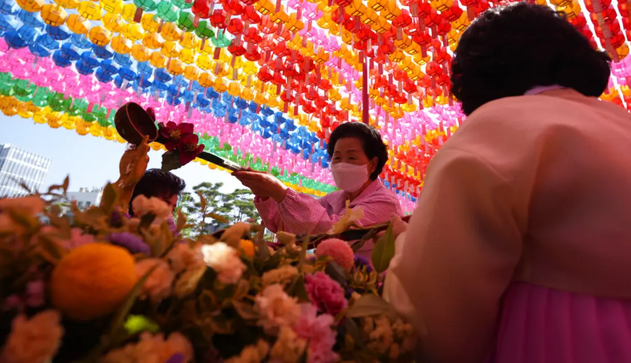 Seorang umat Buddha menuangkan air ke patung Buddha saat upacara merayakan ulang tahun Buddha di Kuil Jogye, Seoul, Korea Selatan, Rabu (19/5/2021). Umat Buddha mengunjungi kuil di seluruh negeri untuk merayakannya ulang tahun Sang Buddha. (AP Photo/Lee Jin-man)