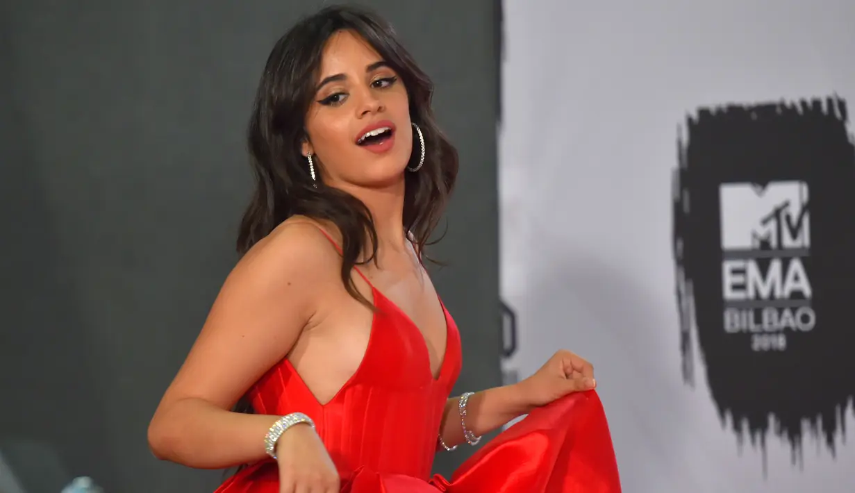 Penyanyi cantik asal Kuba, Camila Cabello berpose di belakang panggung selama MTV Europe Music Awards 2018 di Bizkaia Arena, Bilbao, Spanyol (4/11). Camila tampil cantik dan seksi bergaun berwarna merah di acara tersebut. (AFP Photo/Ander Gillenea)
