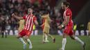 Pemain Almeria, Rodrigo Ely (kiri) berselebrasi setelah mencetak gol ke gawang Barcelona pada laga lanjutan Liga Spanyol 2022/2023 yang berlangsung di Power House Stadium, Senin (27/02/2023) dini hari WIB. (AFP/Jorge Guerrero)