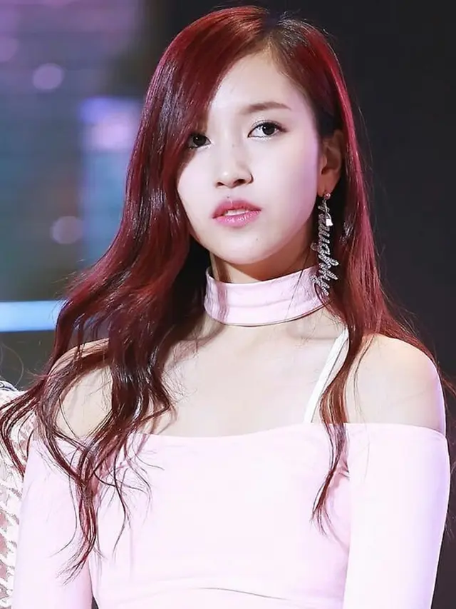 Idap Anxiety Disorder, Ini 6 Potret Cantiknya Mina TWICE di Panggung