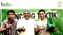 Editor Bola.com, Ario Yosia bersama Pelatih Borneo FC U-21, Iwan Setiawan dan Analis Taktik Kick Off, Noval Azis, usai menjadi pembicara pada diskusi Bincang Taktik di Kantor Bola.com, Jakarta, Rabu (16/11/2016). (Bola.com/Vitalis Yogi Trisna)