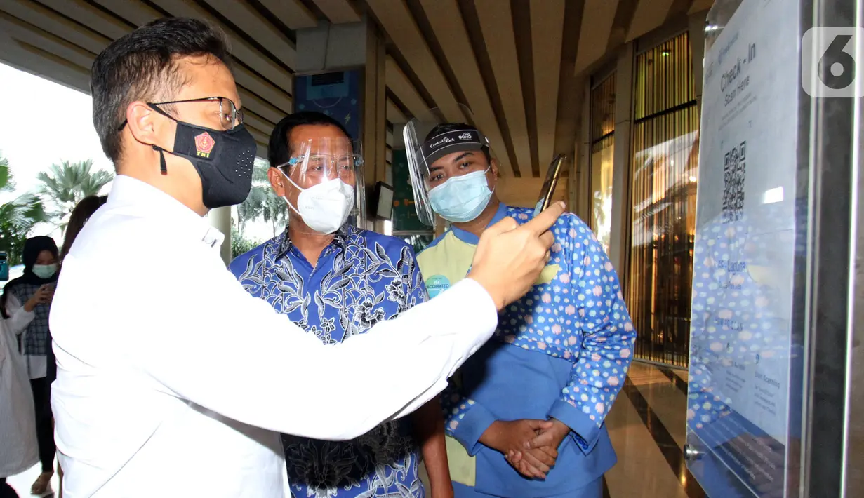 Menteri Kesehatan Budi Gunadi Sadikin didampingi Wakil Dirut APL Noer Indradjaja saat check in scan QR Code dengan aplikasi PeduliLindungi di Central Park Mall Jakarta Barat (22/8/2021). Aplikasi tersebut merupakan syarat untuk masuk ke Mal bagi pengunjung yang telah vaksin. (Liputan6.com/HO/Ading)