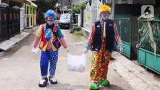 Komunitas Badut Tangerang  Raya (Batara) membagikan paket masker dan sabun cuci tangan gratis kepada warga di Larangan Selatan, Tangerang, Kamis (16/4/2020). PMI Kota Tangerang bersama Batara membagikan masker dan sabun cuci tangan untuk mencegah penyebaran COVID-19. (Liputan6.com/Angga Yuniar)