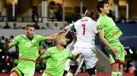 Bek Aljazair, Aissa Mandi (kanan) berebut bola di udara kontra penyerang Senegal, Moussa Sow (dua dari kanan), pada laga Grup B Piala Afrika 2017, di Franceville, Selasa (24/1/2017) dini hari WIB.  (AFP/Khaled Desouki)