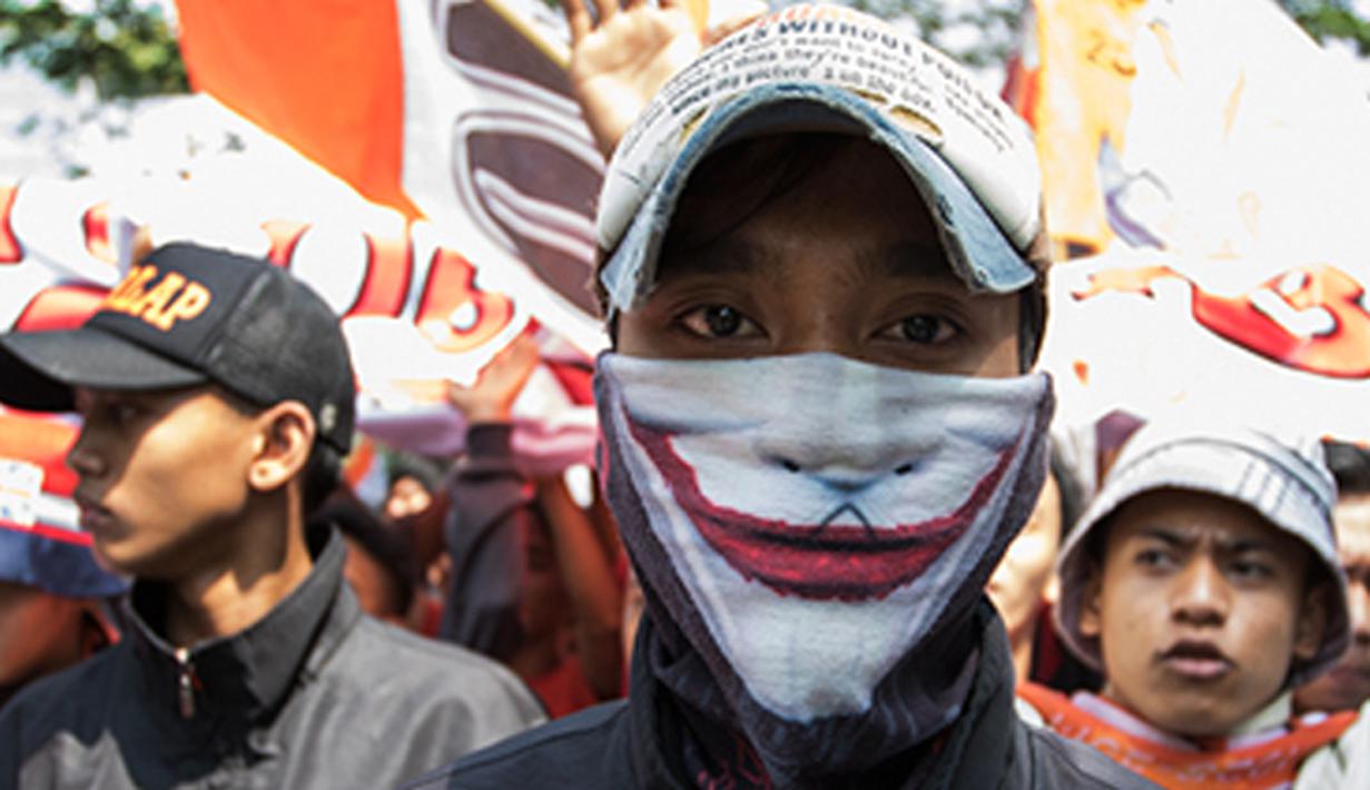 The Jakmania menyuarakan harapan agar Menpora, Imam Nahrawi segera menyelesaikan masalah dengan PSSI tanpa ada muatan politis saat berunjuk rasa di Kantor Kemenpora, Selasa (11/8/2015). (Vitalis Yogi Trisna)