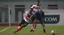 Pemain Madura United, Dodi Alekvan Djin (kiri) dan pemain PSIS Semarang, Jonathan Eduardo Cantillana berebut bola dalam laga pekan ke-5 BRI Liga 1 2021/2022 di Stadion Wibawa Mukti, Cikarang, Rabu (29/09/2021). Kedua tim bermain imbang 0-0. (Bola.com/Bagaskara Lazuardi)