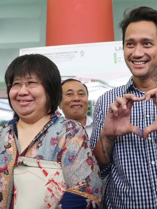 Keluarnya Tora Sudiro dari RSKO Cibubur, Jakarta Timur, bukan bearti ia bebas seutuhnya. Namun ia harus menjalani wajib lapor ke pihak kepolisian dan proses hukum pun kabarnya tetap berlangsung. (Nurwahyunan/Bintang.com)