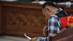 Aktor Tio Pakusadewo membacakan pledoi dalam sidang lanjutan kasus narkoba di Pengadilan Negeri Jakarta Selatan, Kamis (28/6). Tio membacakan langsung nota pembelaan dalam persidangan. (Liputan6.com/Faizal Fanani)