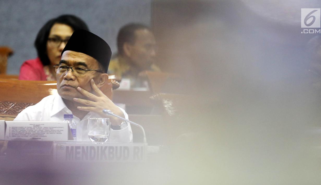 Menteri Pendidikan dan Kebudayaan Muhadjir Effendy menghadiri rapat kerja dengan Komisi X DPR di Kompleks Parlemen, Senayan, Jakarta, Rabu (4/9/2019). Rapat tersebut membahas Rencana Kerja dan Anggaran Kementerian dan Lembaga (RKAKL) Tahun 2020. (Liputan6.com/Johan Tallo)