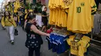 Seorang penggemar sepak bola Brasil melihat-lihat jersey tim nasional sepak bola yang dipajang di pasar Saara, Rio de Janeiro, Brasil, pada Selasa 9 Juni 2026, menjelang turnamen Piala Dunia FIFA 2026. (Nelson ALMEIDA/AFP)
