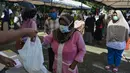 Warga membeli sembako murah di Banda Aceh, Aceh, Kamis (14/5/2020). Di tengah pandemi virus corona COVID-19, hadirnya penjualan sembako murah sangat membantu sebagian warga untuk memenuhi kebutuhan hidup. (CHAIDEER MAHYUDDIN/AFP)