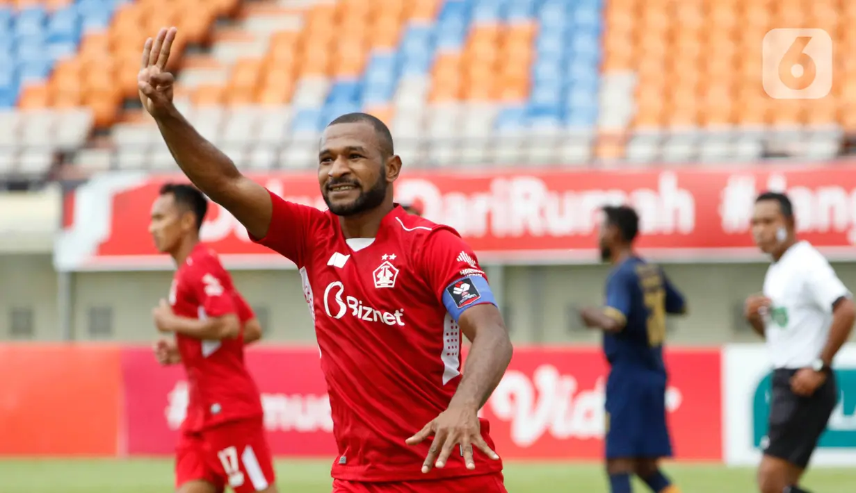 Selebrasi pemain Persik Kediri, Andri Ibo usai menjebol gawang Persela Lamongan dari titik pinalti dalam pertandingan Babak Penyisihan Grup C Piala Menpora 2021 di Stadion Si Jalak Harupat, Bandung. Rabu (7/4/2021). (Bola.com/Ikhwan Yanuar)