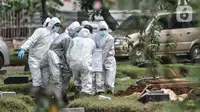 Petugas mengenakan baju hazmat saat memakamkan jenazah pasien Covid-19 isolasi mandiri di TPU Pondok Kelapa, Jakarta, Selasa (13/7/2021). Tim Koalisi Warga LaporCovid-19 mencatat sebanyak 451 pasien Covid-19 meninggal saat menjalani isolasi mandiri. (merdeka.com/Iqbal S Nugroho)