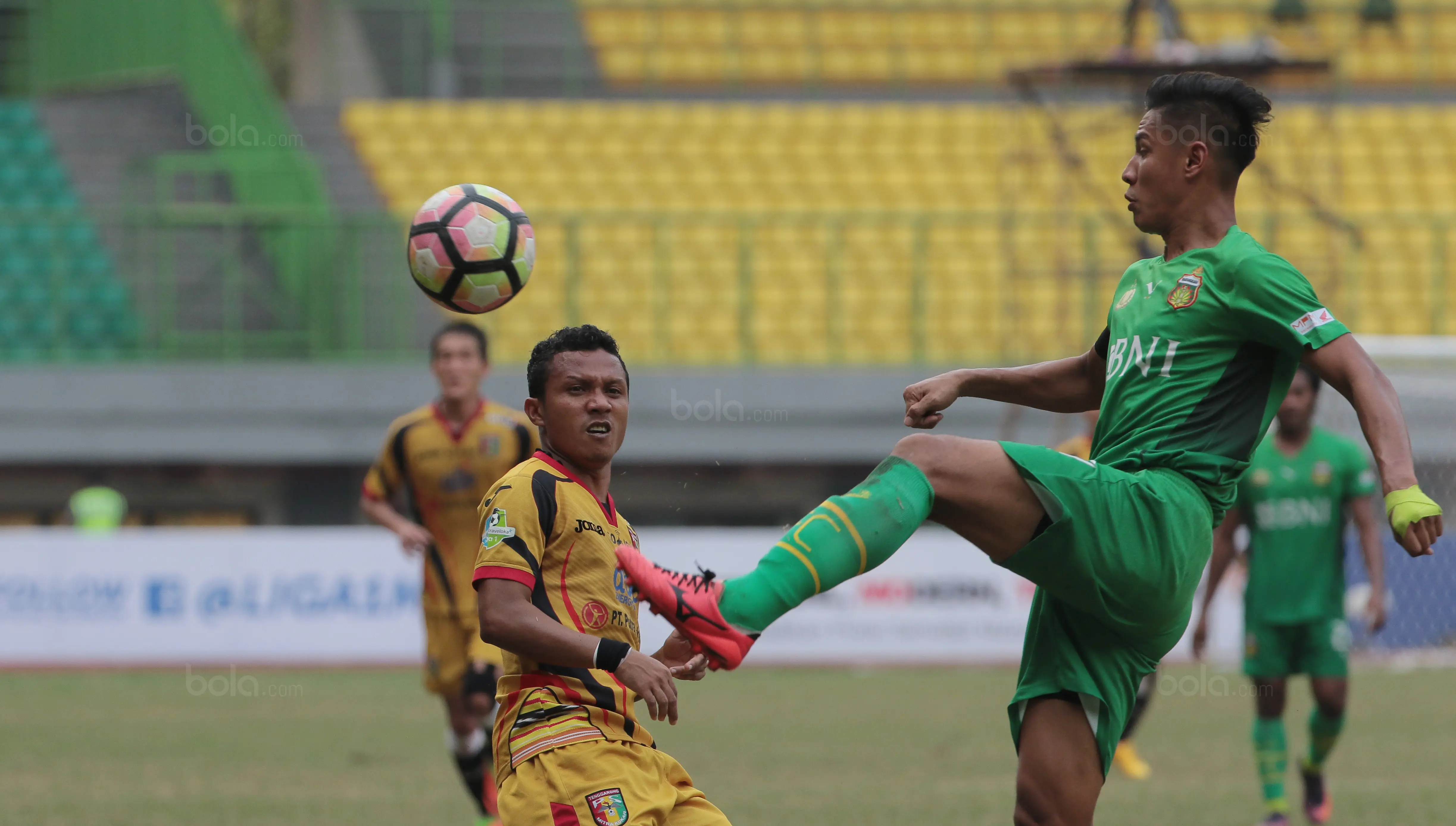 Laga Bhayangkara FC vs Mitra Kukar. (Bola.com/Nicklas Hanoatubun)