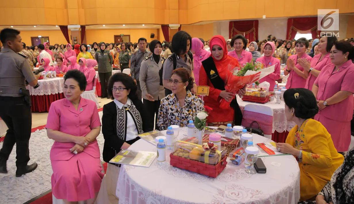 Menkes, Nila F Moeloek (kedua kiri) bersama Menteri KKP, Susi Pudjiastuti (ketiga kiri) menghadiri hari jadi Polisi Wanita (Polwan) yang ke-69 di ruang aula Perguruan Tinggi Ilmu Kepolisian (PTIK), Jakarta, Senin (11/9). (Liputan6.com/Faizal Fanani)