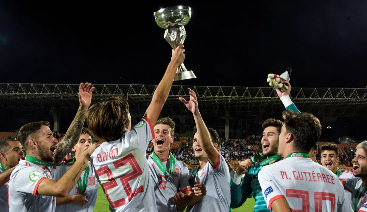 Para pemain Spanyol merayakan gelar juara Piala Eropa U-19 usai mengalahkan Portugal di Yerevan, Armenia, Sabtu (27/7). Spanyol menang 2-0 atas Portugal. (AFP/Karen Minasyan)